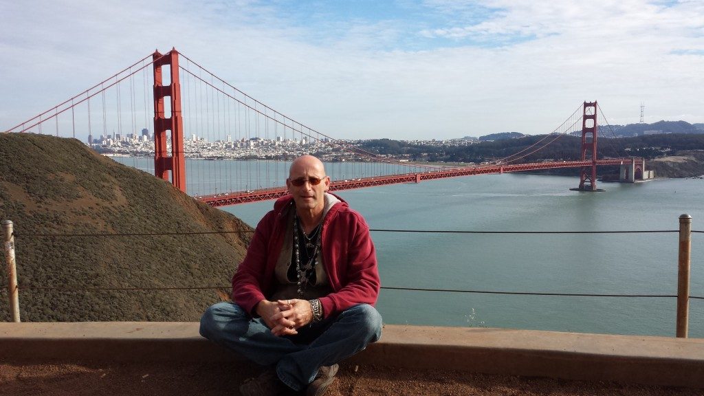 דרור עינב באחת מנקודות התצפית על גשר שער הזהב בסן פרנסיסקו.